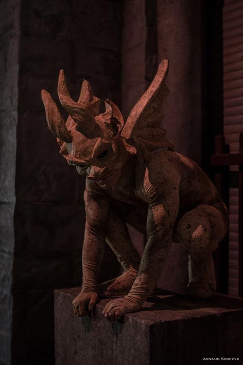 photo de l'artiste jouant le rôle de gargouille